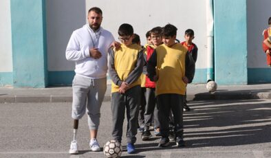 Kayseri’de ampute milli futbolcu, öğretmenlik azmiyle öğrencilere ilham oluyor