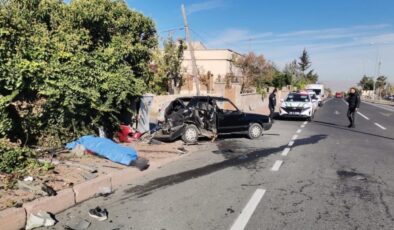 Kayseri’de kaza yapan otomobil hurdaya döndü