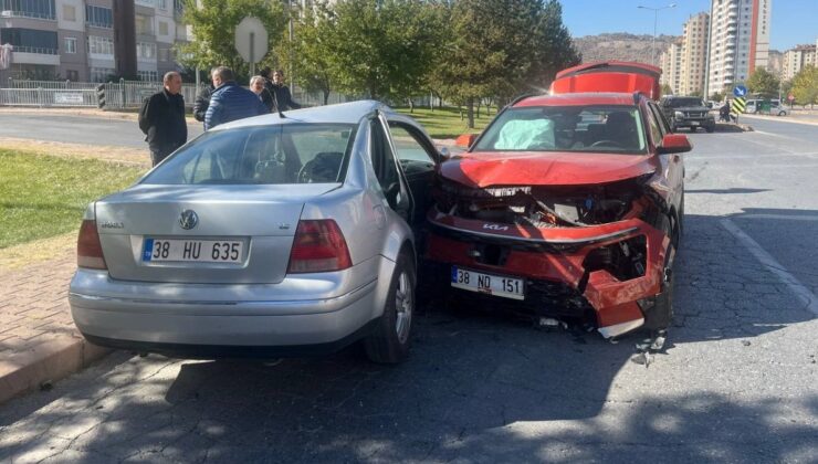 Kayseri’de otomobiller kavşakta çarpıştı: 3 yaralı