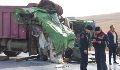 Konya’da karşı şeride geçen kamyon başka bir kamyonla çarpıştı: 2 ölü