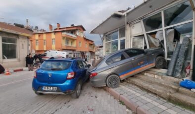 Kütahya’da kontrolden çıkan otomobil, yayaya ve iki araca çarptı