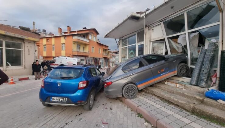 Kütahya’da kontrolden çıkan otomobil, yayaya ve iki araca çarptı