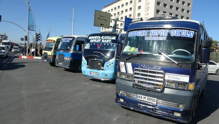 Malatya’da ceza yiyen minibüsçüler trafiği kitledi