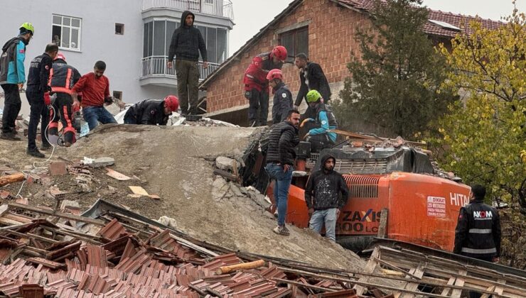 Malatya’da hasarlı binanın yıkımında 1 işçi göçük altında kaldı