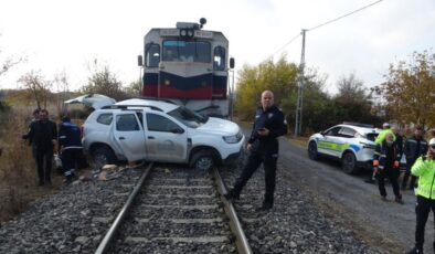 Malatya’da yük treni, otomobile çarptı: 2 yaralı