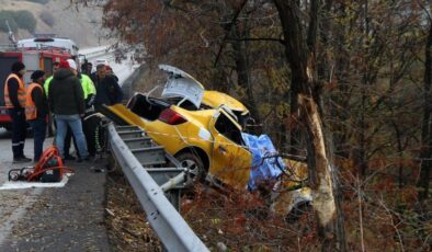 Manisa’da ağaca çarpan taksideki yolcu öldü