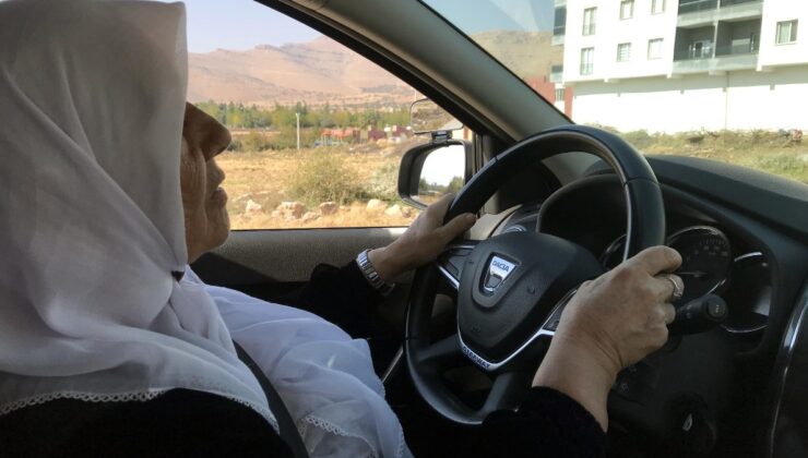 Mardin’de 76 yaşındaki Müzeyyen Teyze ehliyetini aldı