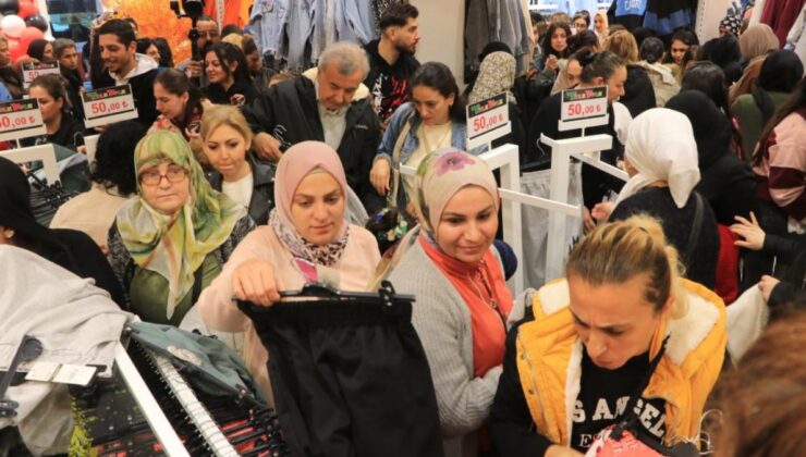 Mersin’de mağaza açılışında izdiham