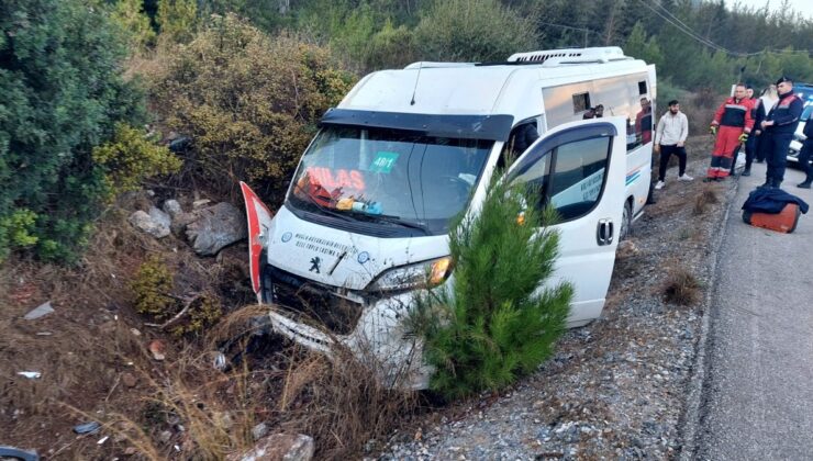 Muğla’da yoldan çıkan minibüs şarampole girdi: 8 yaralı