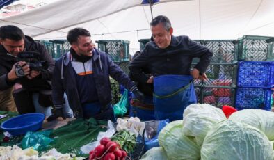 Özgür Özel pazar esnafı ile buluştu, lahana sattı