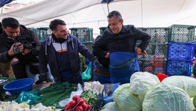 Özgür Özel pazar esnafı ile buluştu, lahana sattı