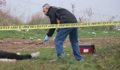 Sakarya’da boş arazide başından vurulmuş erkek cesedi bulundu