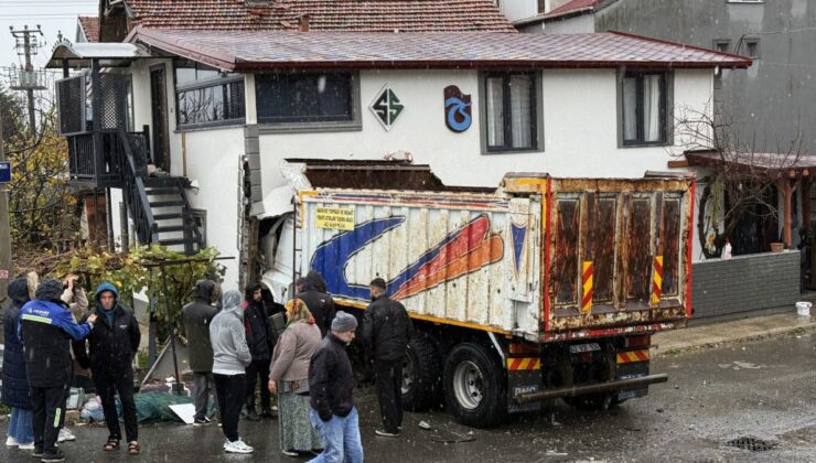 Sakarya’da faciadan dönüldü: Kamyon eve girdi