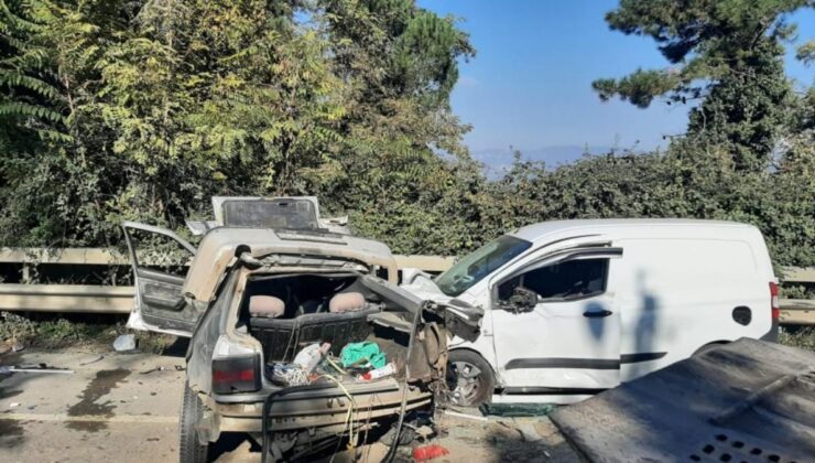 Sakarya’da otomobil ile hafif ticari araç çarpıştı