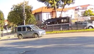 Sakarya’da yaya geçidinden geçen kız çocuğuna hafif ticari araç çarptı