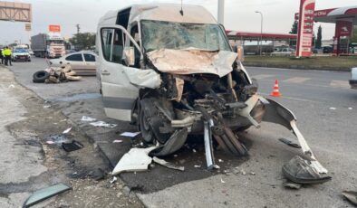 Şanlıurfa’da işçi servisi ile tır çarpıştı: 12 yaralı