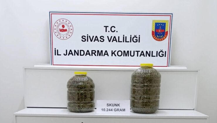 Sivas’ta yolcu valizinden 10 kilo uyuşturucu çıktı