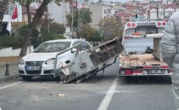 Tekirdağ’da kamyonetteki bıçkı makinesi otomobilin üzerine düştü