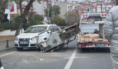 Tekirdağ’da kamyonetteki bıçkı makinesi otomobilin üzerine düştü