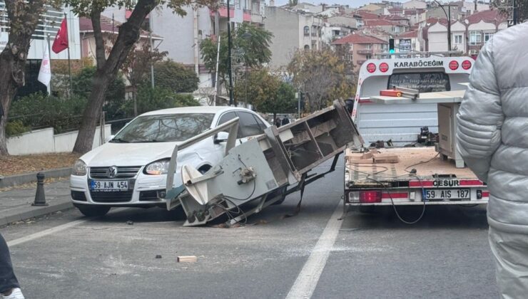 Tekirdağ’da kamyonetteki bıçkı makinesi otomobilin üzerine düştü