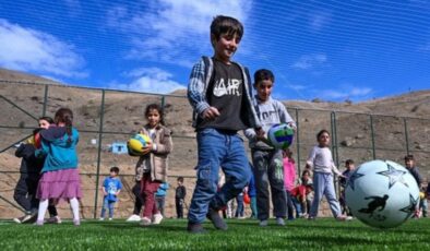 Van’da halı saha kirlenmesin diye ayakkabılarını çıkaran çocuklara hediye sürprizi