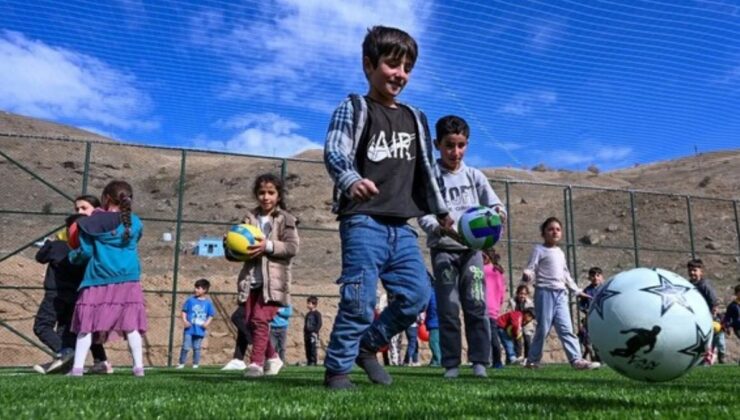 Van’da halı saha kirlenmesin diye ayakkabılarını çıkaran çocuklara hediye sürprizi