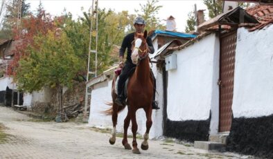 Yozgatlı esnaf, her yere at sırtında gidiyor