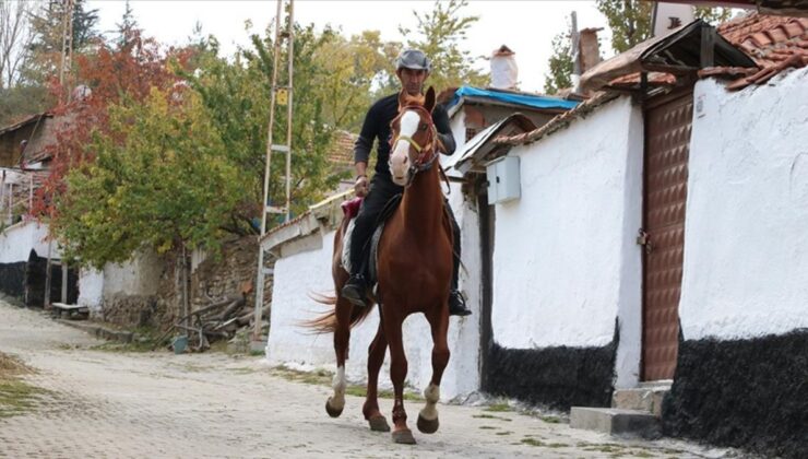 Yozgatlı esnaf, her yere at sırtında gidiyor