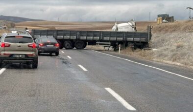 Yozgat’ta kontrolden çıkan tır trafiği durdu