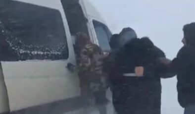Adana’da kara saplanan minibüsteki 12 işçi mahsur kaldı