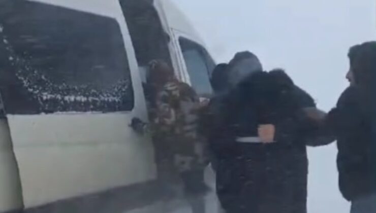 Adana’da kara saplanan minibüsteki 12 işçi mahsur kaldı