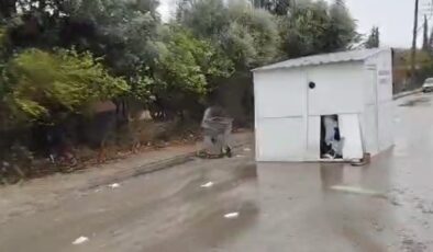 Adana’da kuvvetli rüzgar ekmek büfesini yerinden söktü