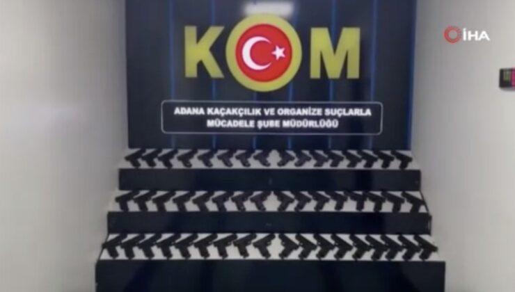 Adana’da otomobilin arka tampon ve ön konsol boşluğundan 50 silah çıktı