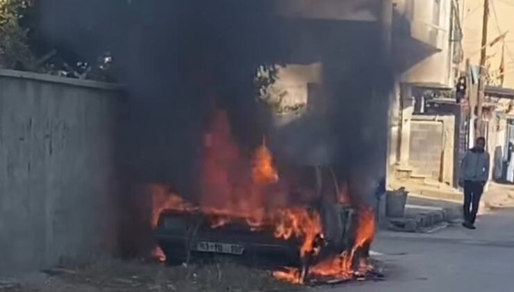 Adana’da park halindeki otomobil alev aldı