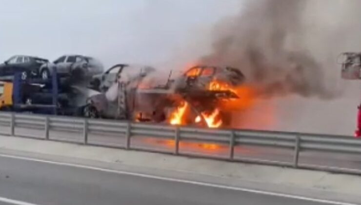 Afyonkarahisar’da sıfır araçların taşındığı tırda yangın