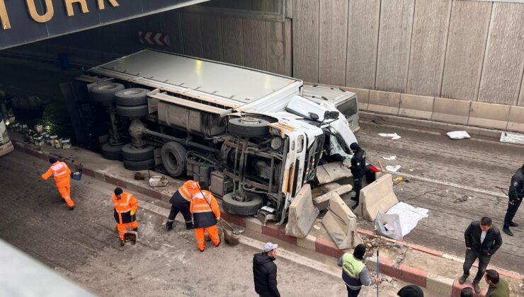 Afyonkarahisar’da trafik kazası: Kamyonet otoyola devrildi