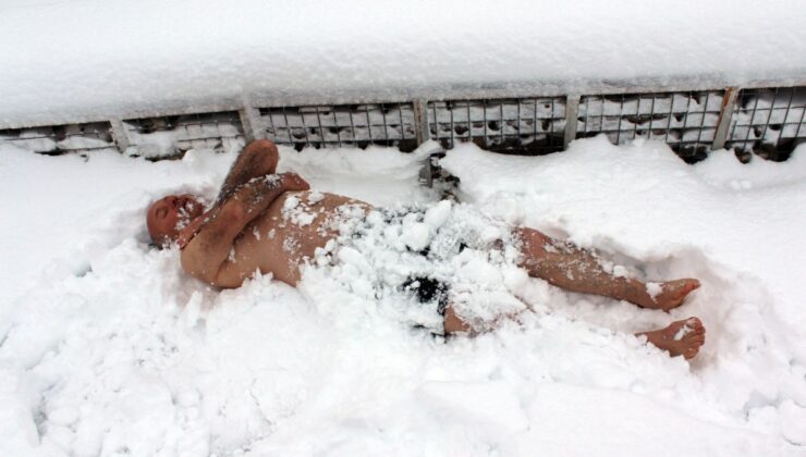 Aksaray’da bir kişi parkta kar banyosu yaptı