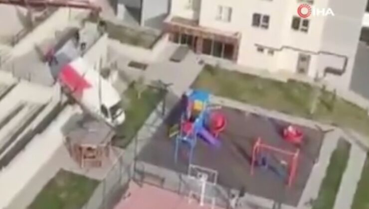 Ankara’da el frenini çekmeyi unuttu: Kargo aracı çocuk parkına düştü