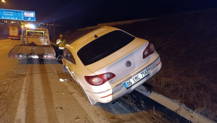 Ankara’da kontrolden çıkan otomobil bariyerlere çıktı