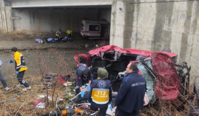 Ankara’da otomobil şarampole yuvarlandı: 5  ölü