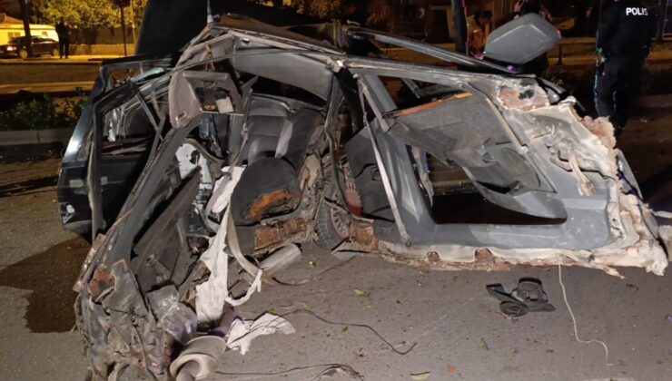 Antalya’da aydınlatma direğine çarpan otomobil ikiye bölündü: 1 ölü