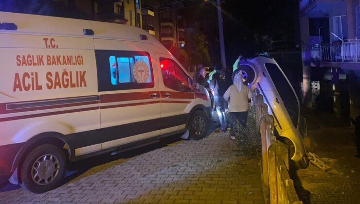 Antalya’da bahçeye devrilen otomobilin sürücüsü hastanelik oldu