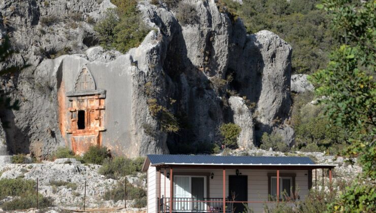 Antalya’da binlerce yıllık mezarın önüne ev