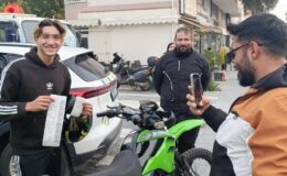 Antalya’da ilk kez ceza yiyen motosikletli hatıra fotoğrafı çektirdi