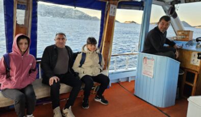 Antalya’da okula gitmek için tekneyle denizi geçiyorlar