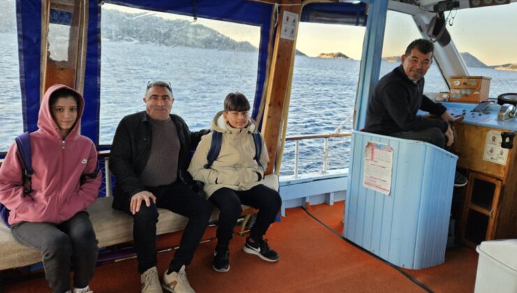 Antalya’da okula gitmek için tekneyle denizi geçiyorlar