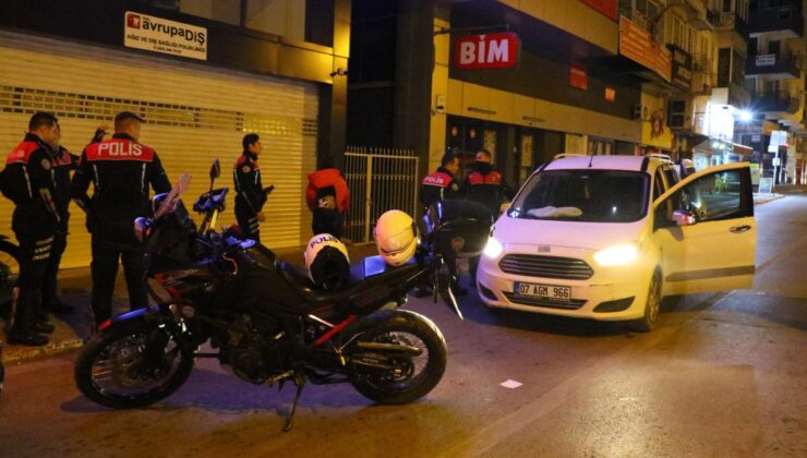 Antalya’da polisi görünce yol ortasında bırakıp kaçtılar: Araçtan uyuşturucu çıktı