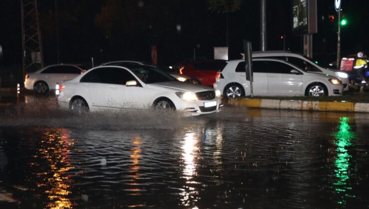 Antalya’da sağanak etkili oldu: Yollar su altında kaldı