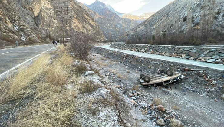 Artvin’de otomobil dere yatağına düştü