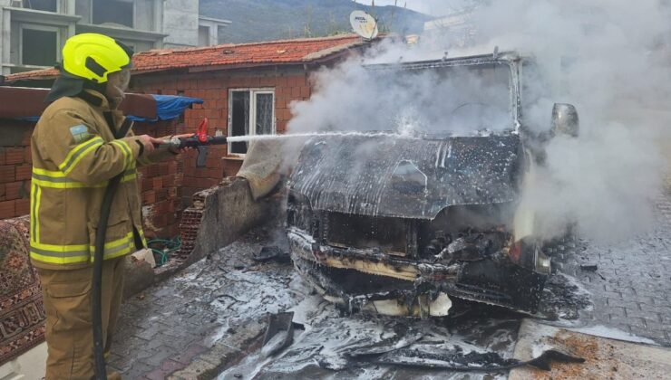 Balıkesir’de alev topuna dönen kamyonet kullanılmaz hale geldi